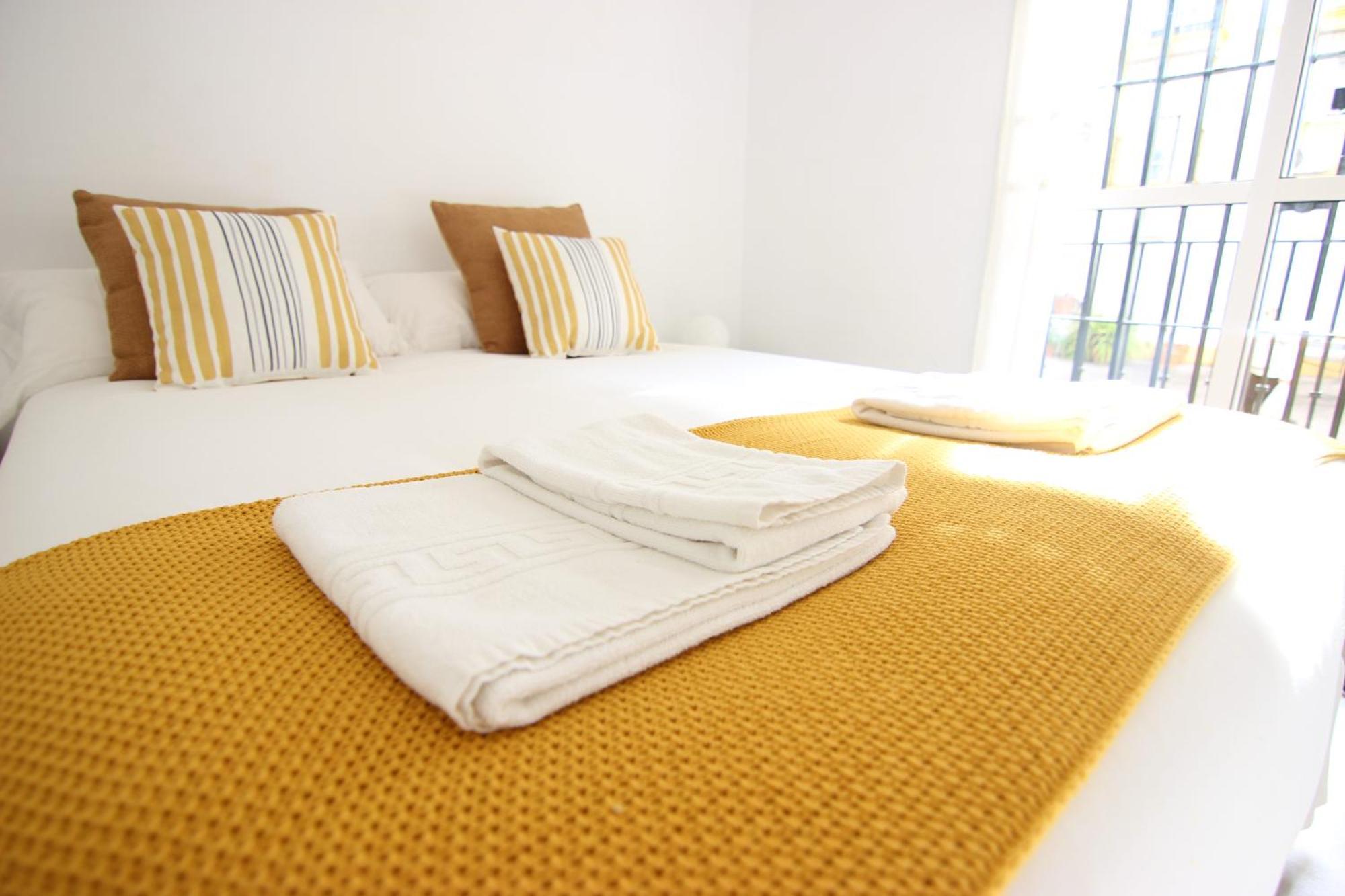 Rentalsevilla Espacioso Apartamento En La Alameda De Hercules Con Parking Kültér fotó