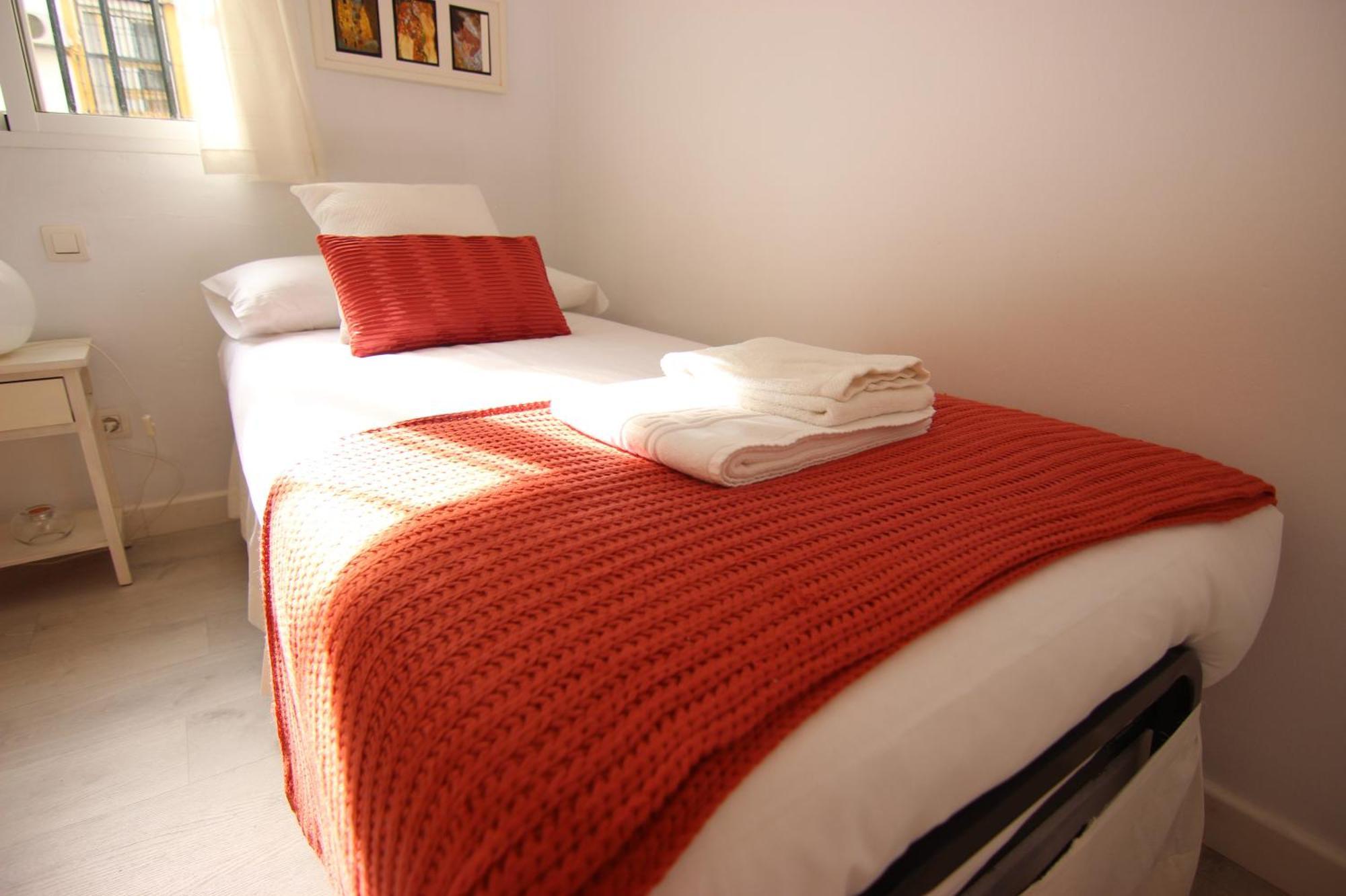 Rentalsevilla Espacioso Apartamento En La Alameda De Hercules Con Parking Kültér fotó